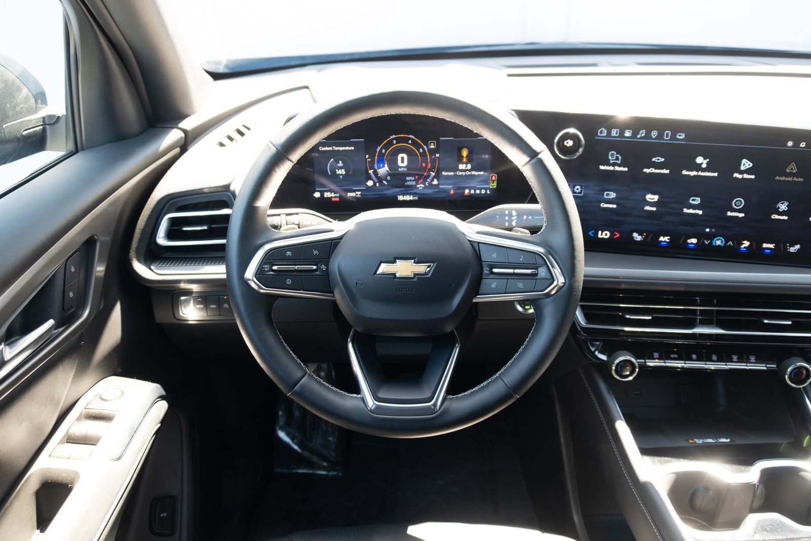 Used 2025 Chevrolet Traverse LT w/ Driver Confidence Package AWD/4WD image 2