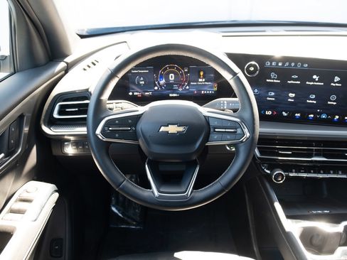 Used 2025 Chevrolet Traverse LT w/ Driver Confidence Package AWD/4WD image 2