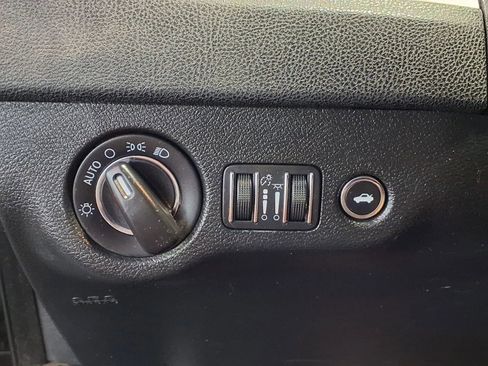 Used 2018 Chrysler 300 Touring AWD/4WD image 17