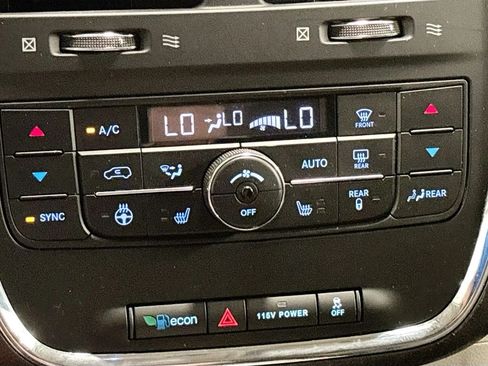 Used 2015 Chrysler Town & Country Touring w/ Driver Convenience Group FWD image 9
