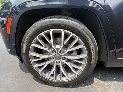 Used 2023 Jeep Grand Cherokee L Summit AWD/4WD image 39