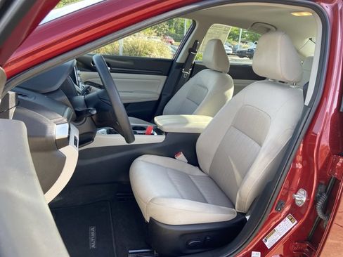 Used 2025 Nissan Altima 2.5 SV image 18