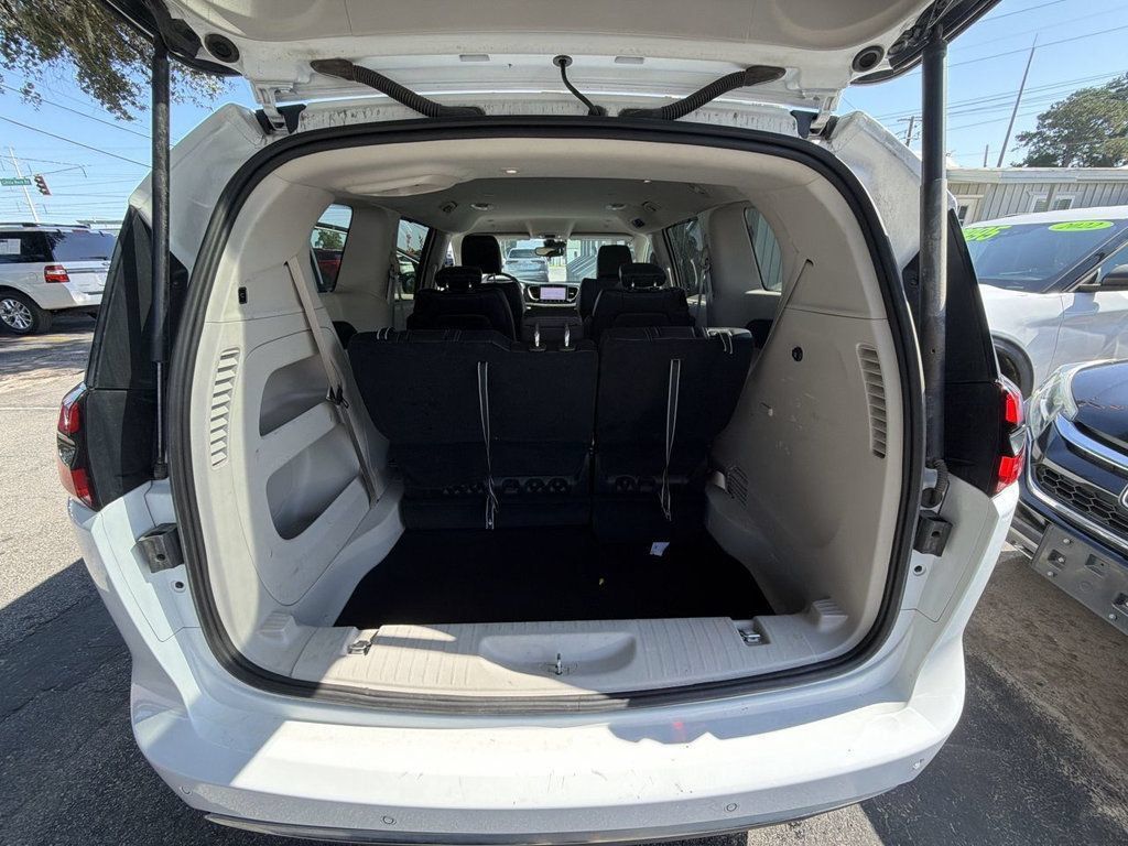 Used 2024 Chrysler Pacifica Touring-L FWD image 23