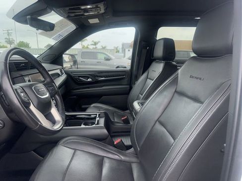 Used 2022 GMC Yukon XL Denali w/ Denali Premium Package image 9