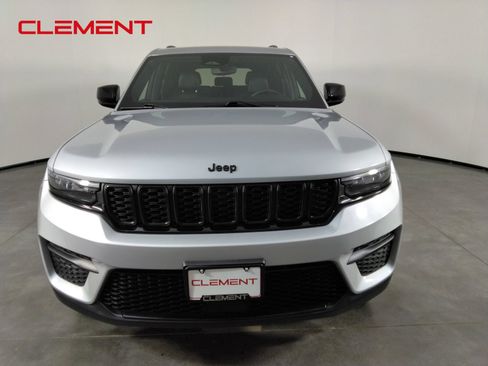 Used 2023 Jeep Grand Cherokee Altitude AWD/4WD image 2