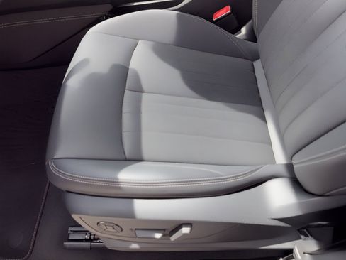 Used 2021 Audi e-tron Premium Plus w/ Premium Plus Package image 16