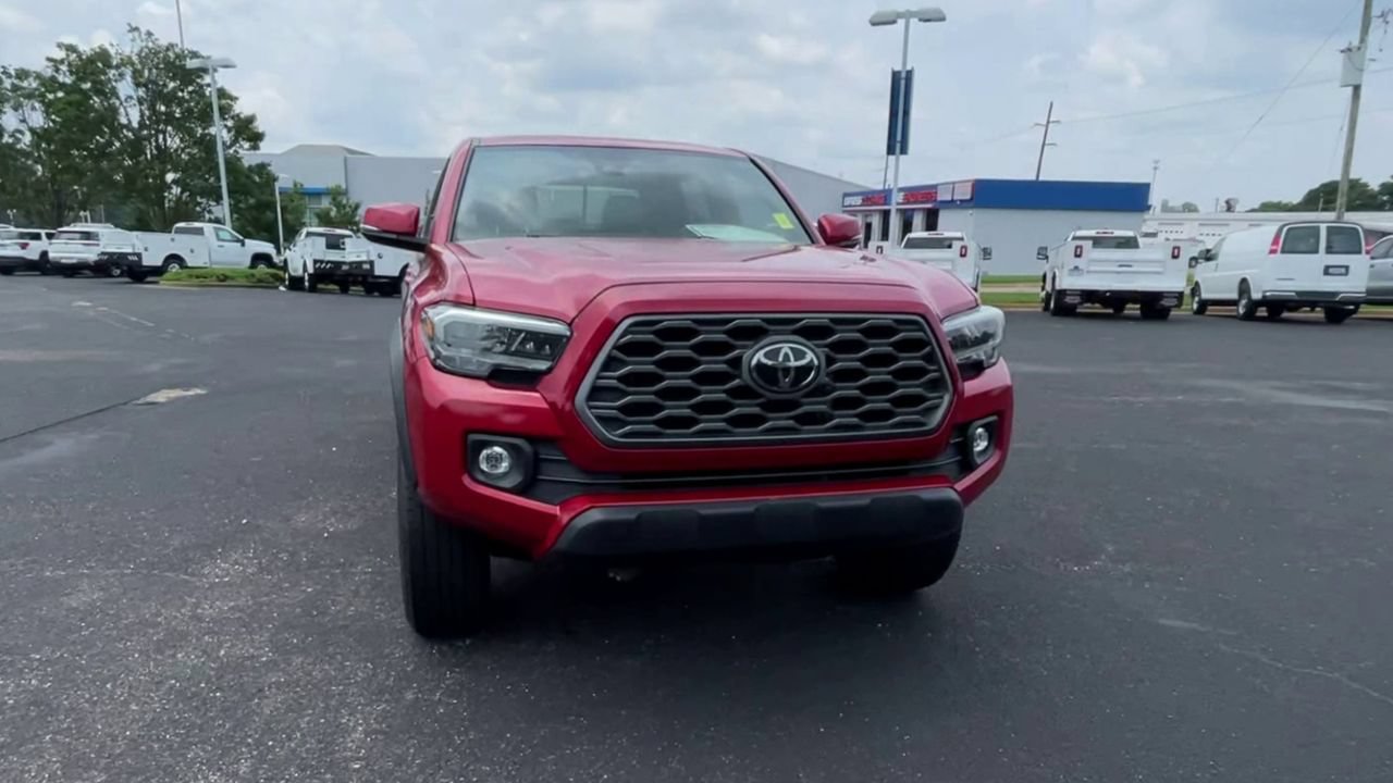 Used 2021 Toyota Tacoma TRD Off-Road w/ TRD Premium Off Road Package AWD/4WD image 3