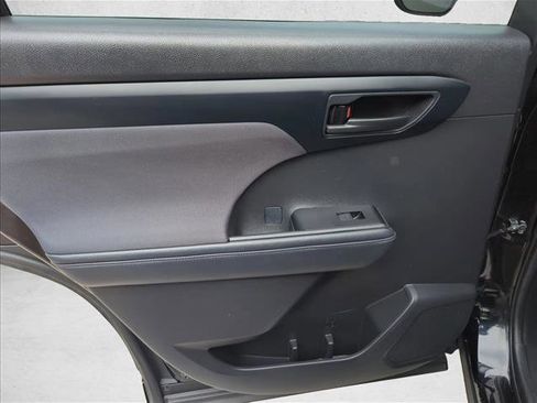 Used 2021 Toyota Highlander LE FWD image 11