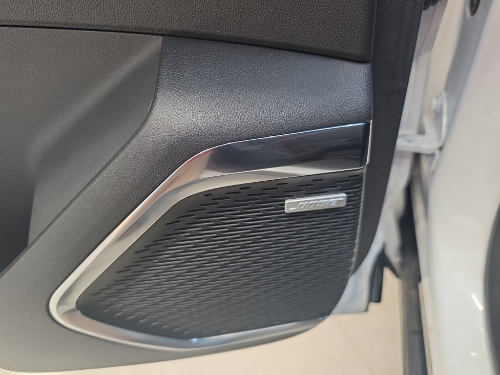 Used 2025 Chevrolet Traverse RS w/ LPO, Floor Liner Package FWD image 47