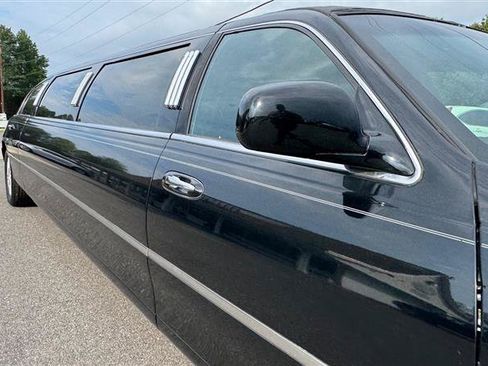 Used 2008 Lincoln Town Car Executive RWD image 24
