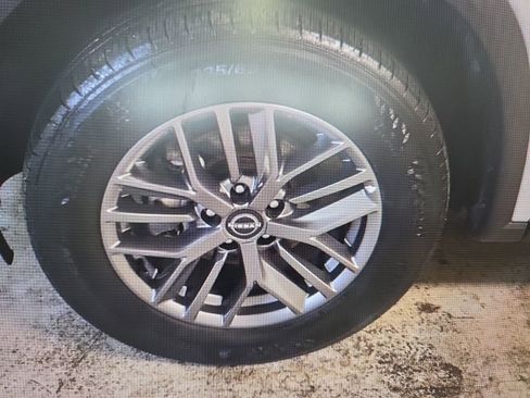 Used 2023 Nissan Rogue S image 10