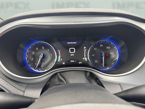 Used 2025 Chrysler Pacifica Limited FWD image 17