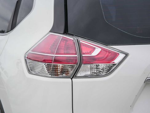 Used 2016 Nissan Rogue S FWD image 9