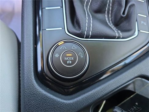 Used 2025 Volkswagen Taos SE w/ Panoramic Sunroof Package image 21