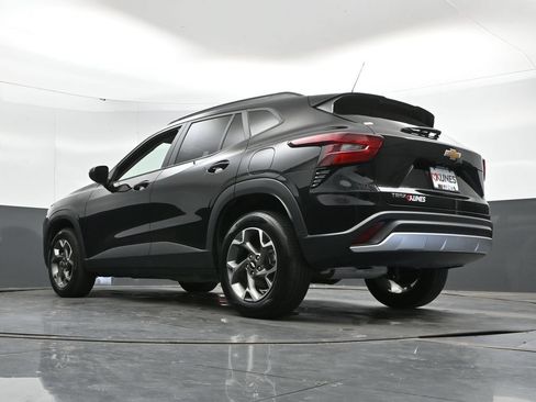 Used 2025 Chevrolet Trax LT FWD image 46