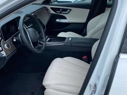 Used 2025 Mercedes-Benz E 350 4MATIC Sedan image 4