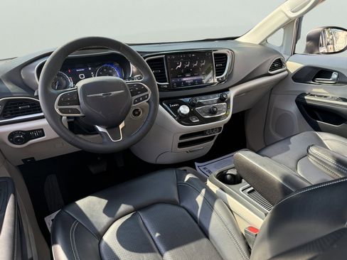 Used 2023 Chrysler Pacifica Touring-L FWD image 53
