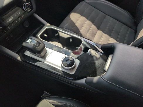 Used 2025 Mitsubishi Outlander SE FWD image 24