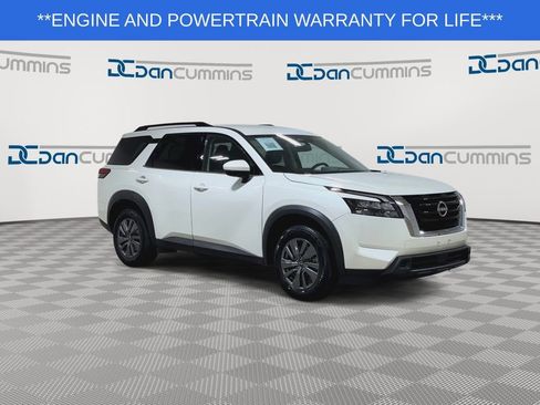 Used 2024 Nissan Pathfinder SV image 2