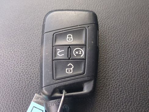 Used 2022 Volkswagen Tiguan SE image 32