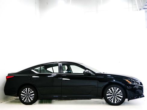 Used 2024 Nissan Altima 2.5 SV FWD image 4