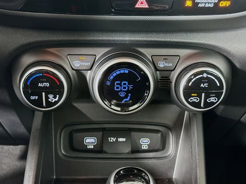 Used 2025 Hyundai Venue SEL image 23