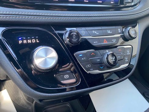 Used 2021 Chrysler Pacifica Touring w/ Uconnect Theater Family Group AWD/4WD image 25
