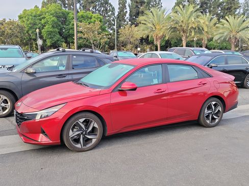 Used 2023 Hyundai Elantra SEL w/ Convenience Package FWD image 2