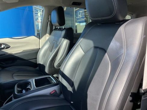 Used 2023 Chrysler Pacifica Touring-L FWD image 10
