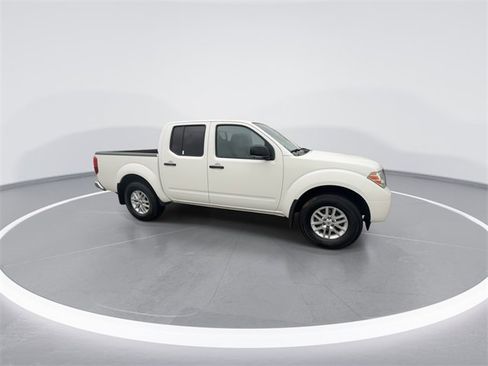Used 2019 Nissan Frontier SV image 2