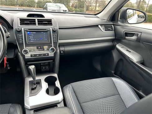 Used 2014 Toyota Camry L image 14