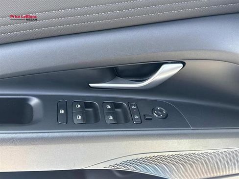 Used 2025 Hyundai Elantra SEL FWD image 19