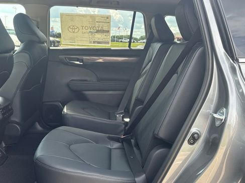 New 2026 Toyota Highlander Platinum AWD/4WD image 15