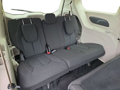Used 2020 Chrysler Voyager L FWD image 14