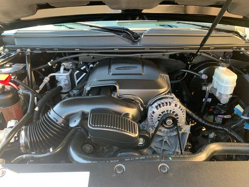 Used 2011 Cadillac Escalade Luxury RWD image 9