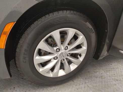 Used 2018 Chrysler Pacifica Touring-L image 31