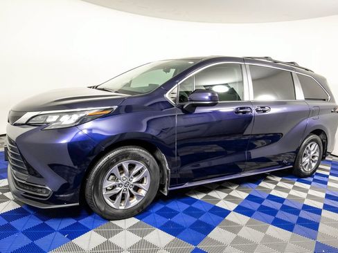Used 2024 Toyota Sienna LE FWD image 1