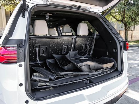 Used 2023 Chevrolet Traverse Premier image 64