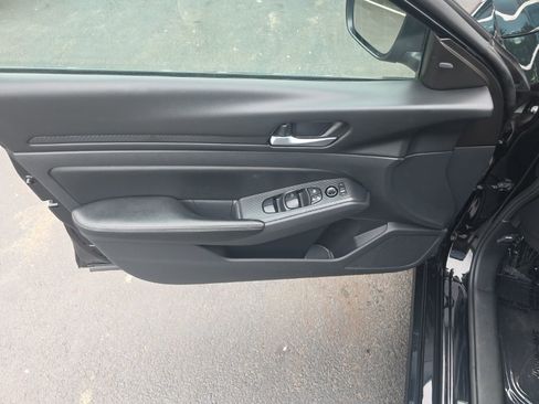 Used 2025 Nissan Altima 2.5 SV FWD image 12