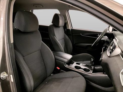 Used 2017 Kia Sorento AWD image 8