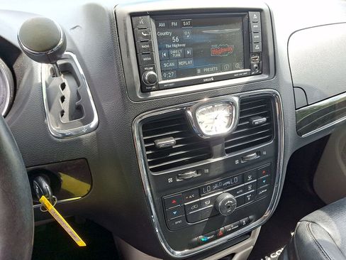 Used 2014 Chrysler Town & Country Touring FWD image 14