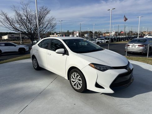 Used 2018 Toyota Corolla LE image 2