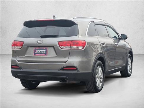Used 2016 Kia Sorento LX w/ LX Convenience Package image 5