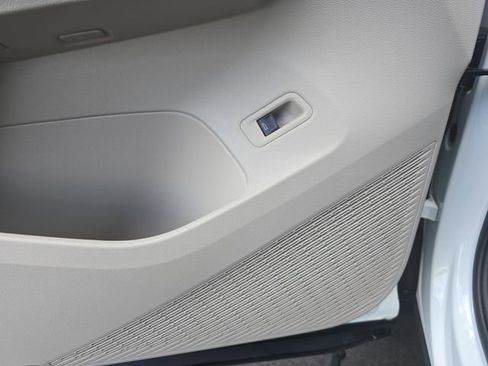 Used 2024 Volkswagen Atlas SE w/ Panoramic Sunroof Package FWD image 12