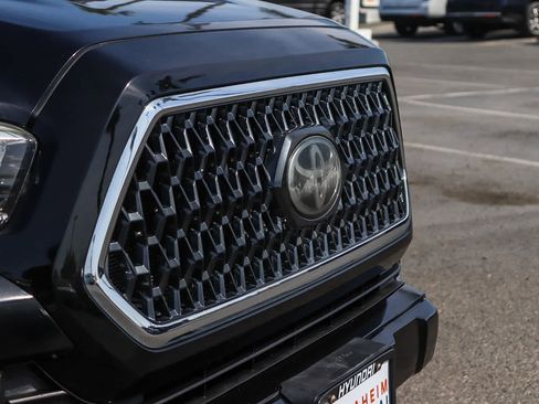 Used 2018 Toyota Tacoma TRD Sport w/ Technology Package image 6