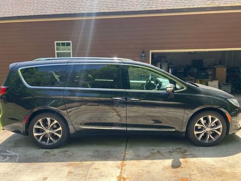 Used 2018 Chrysler Pacifica Limited w/ Tire & Wheel Group FWD image 4