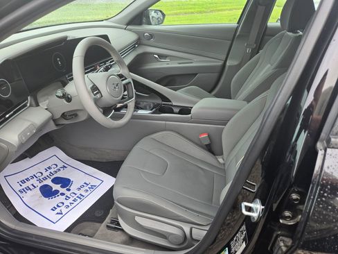 Used 2023 Hyundai Elantra SEL w/ Convenience Package FWD image 6