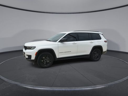 Used 2024 Jeep Grand Cherokee L Altitude RWD image 5