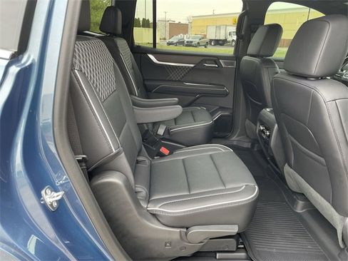 Used 2025 GMC Acadia Denali w/ Super Cruise Package image 17