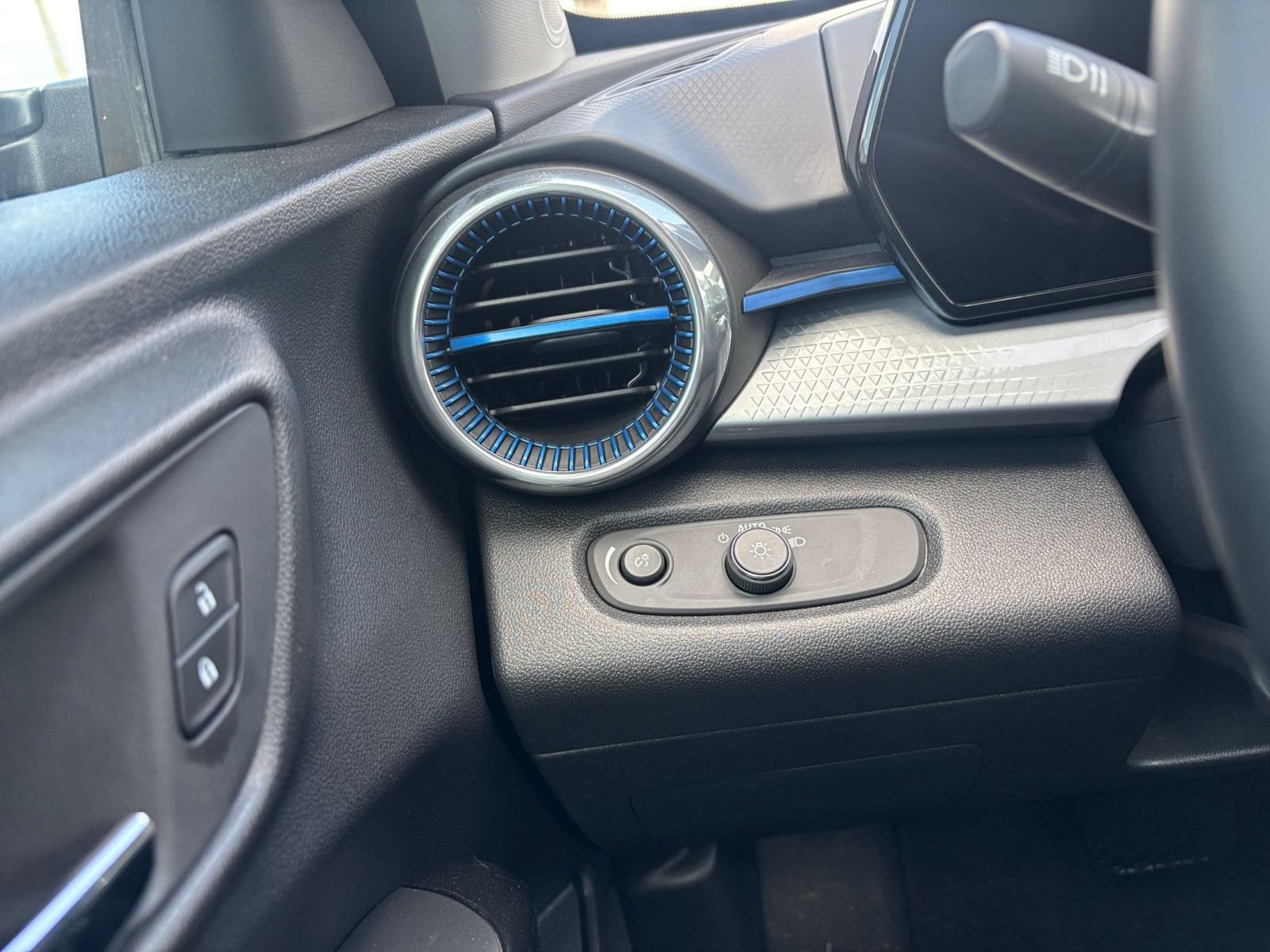 Used 2025 Chevrolet Trax LT w/ LT Convenience Package FWD image 32